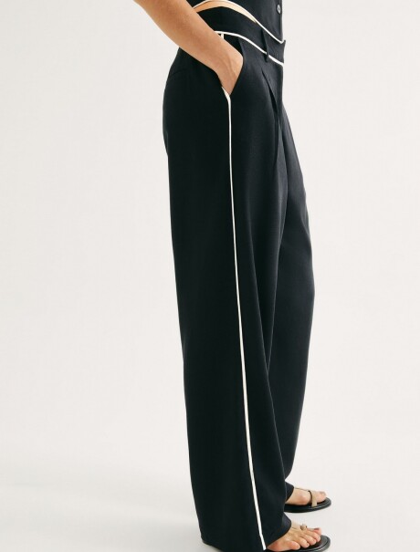 PANTALÓN RECTO CON BOLSILLOS NEGRO