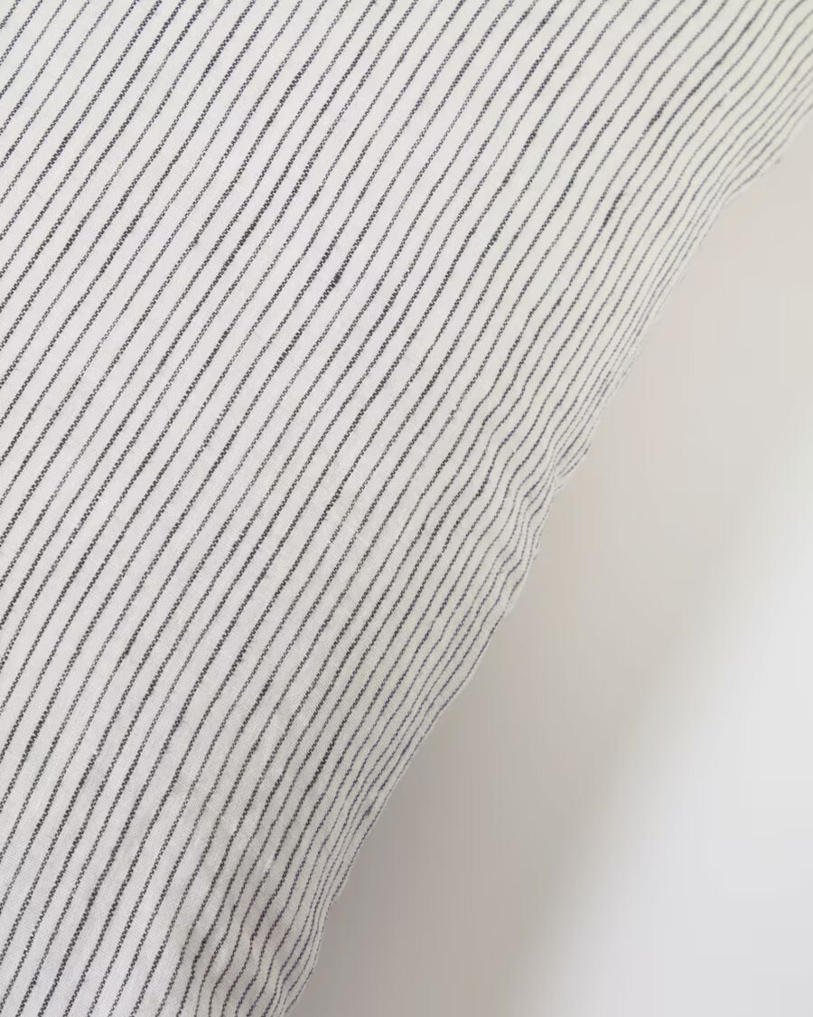 Almohadón Marena 100% lino rayas blanco y negro 45 x 45 cm Almohadón Marena 100% lino rayas blanco y negro 45 x 45 cm