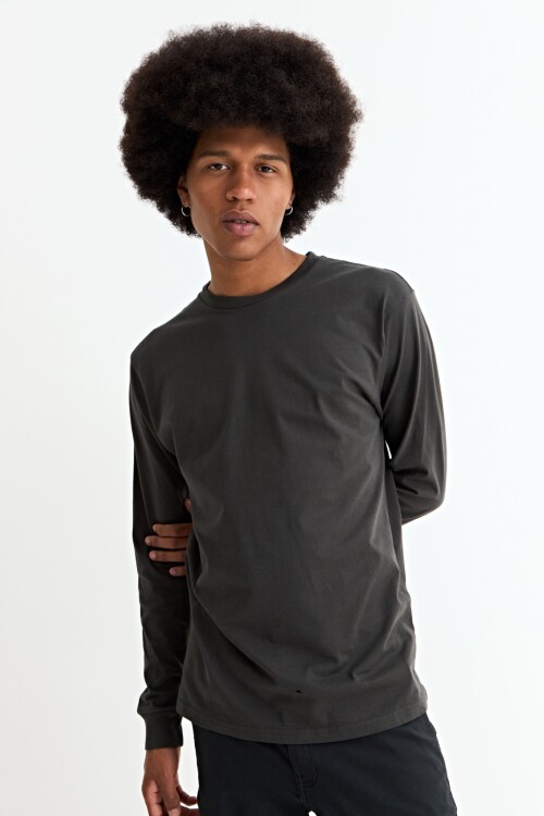 Remera cuello redondo GRIS OSCURO