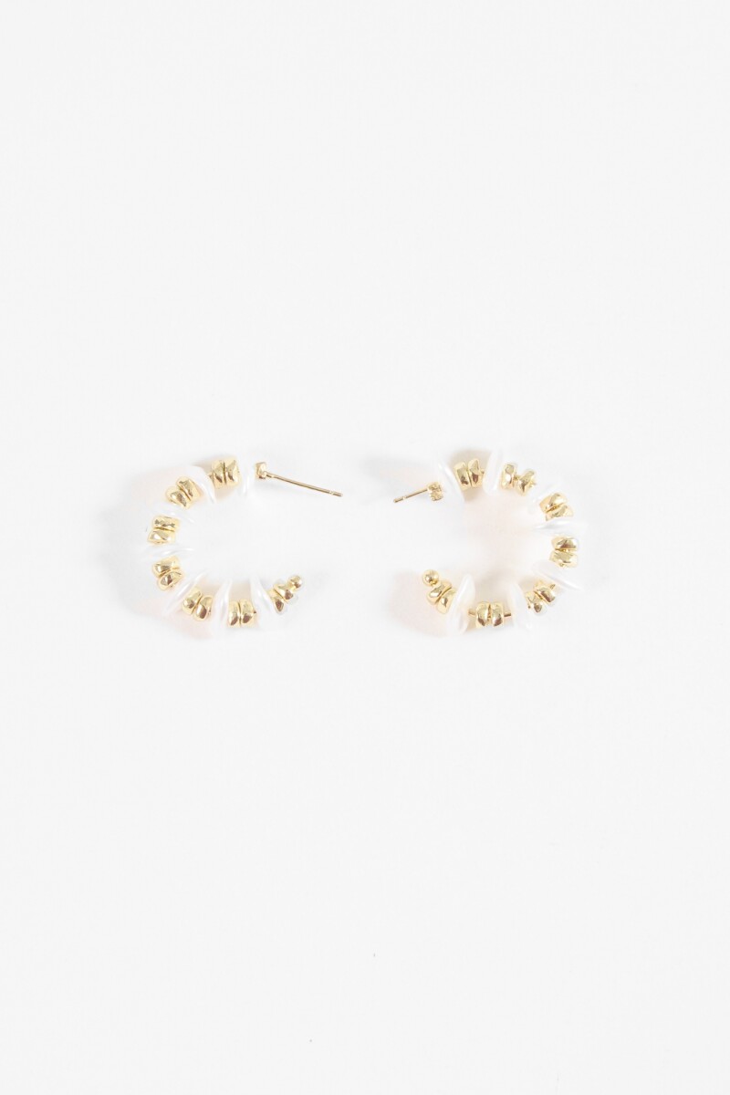 Aros metalic y perlas dorado