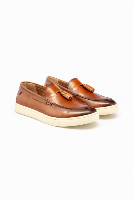 Mocasín cuero con pompón Mocasín cuero con pompón