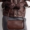 Cartera al hombro Leaf en efecto cuero liso Marron
