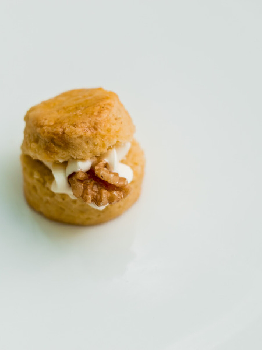 Scones rellenos de queso con nueces Scones rellenos de queso con nueces