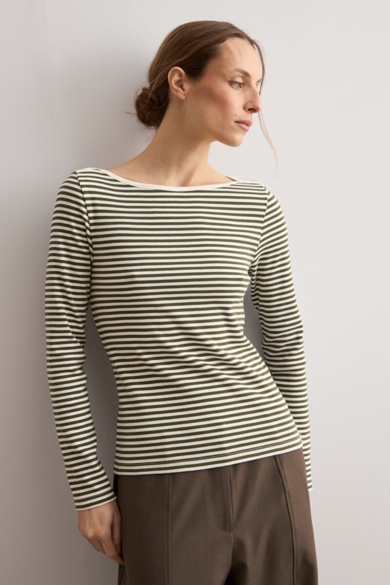 Remera rayada escote bote verde oliva