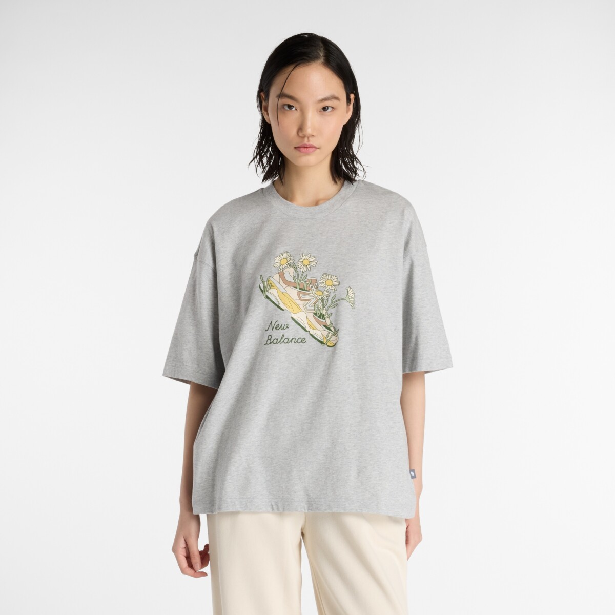 Remera New Balance de Dama - Flower Shoe - WT53912AG - GREY 