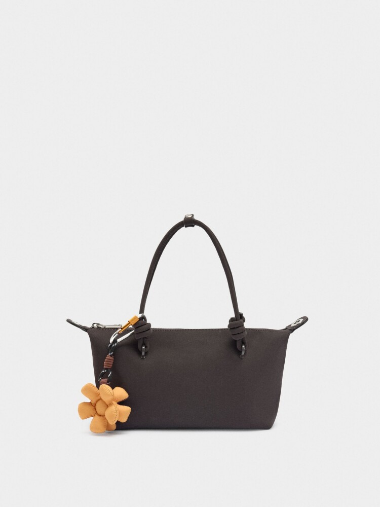 Bolso Tote Textura Suave Con Colgante S marron