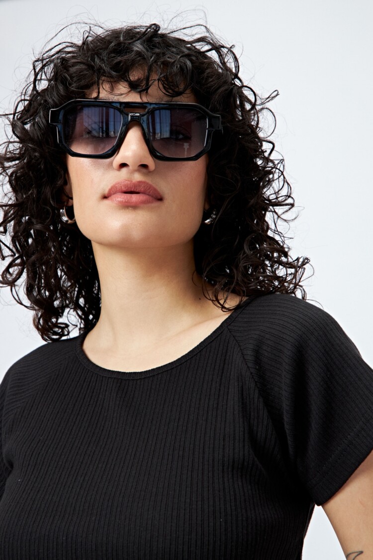 REMERA SANTA Negro