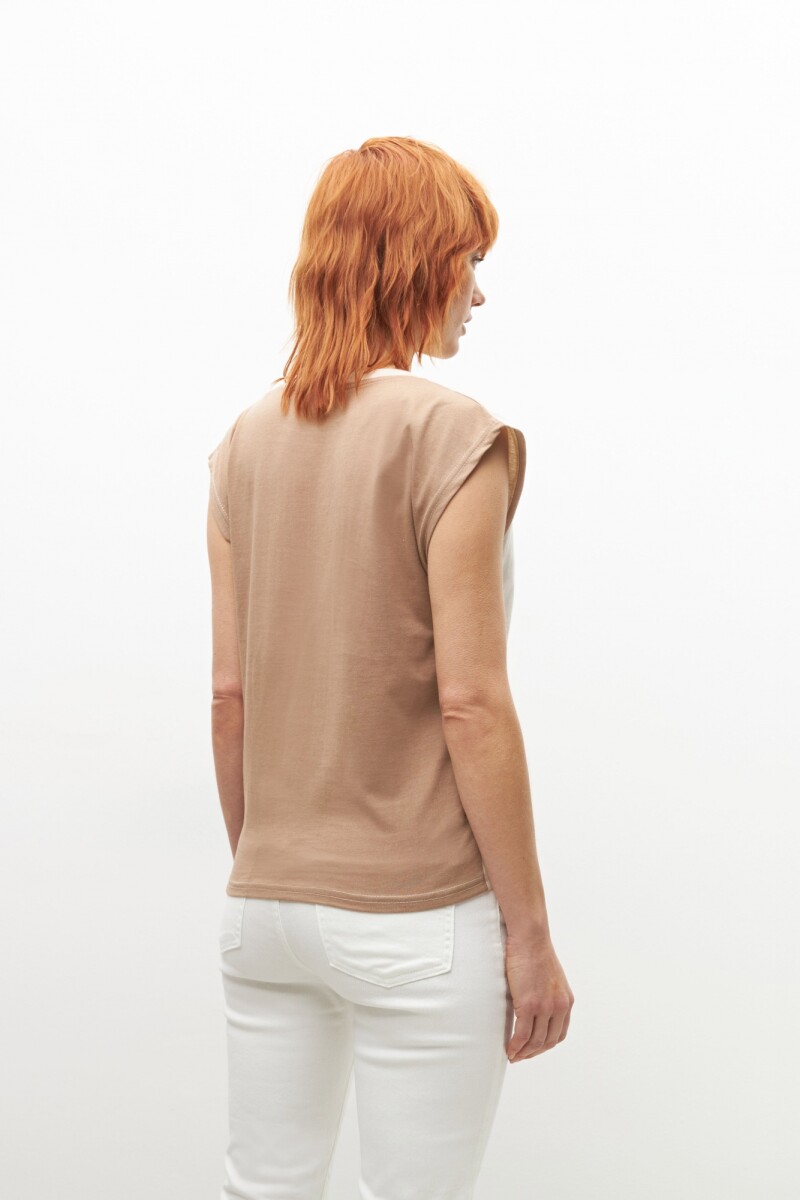 Remera con botones laterales beige melange