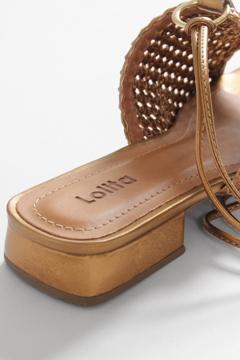 Sandalia metalizada con tiras cobre