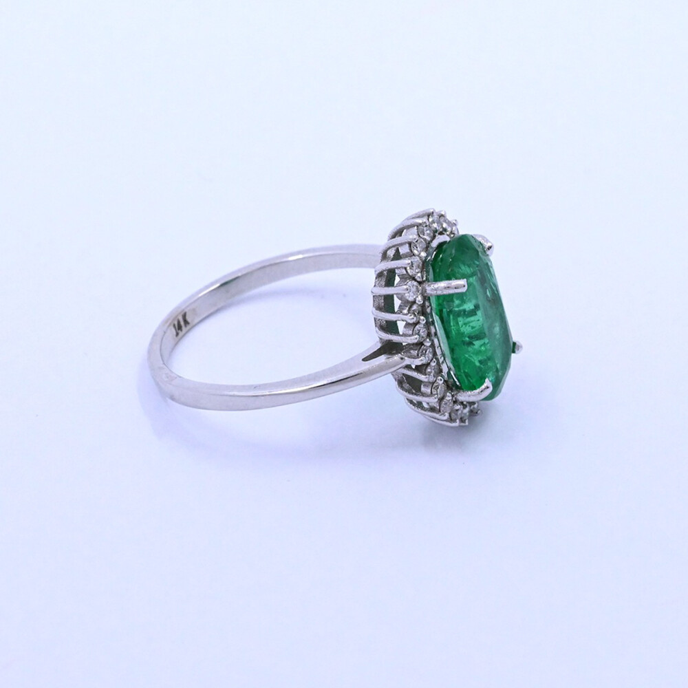 Anillo oro 14k esmeralda oval central y brillantes. Anillo oro 14k esmeralda oval central y brillantes.