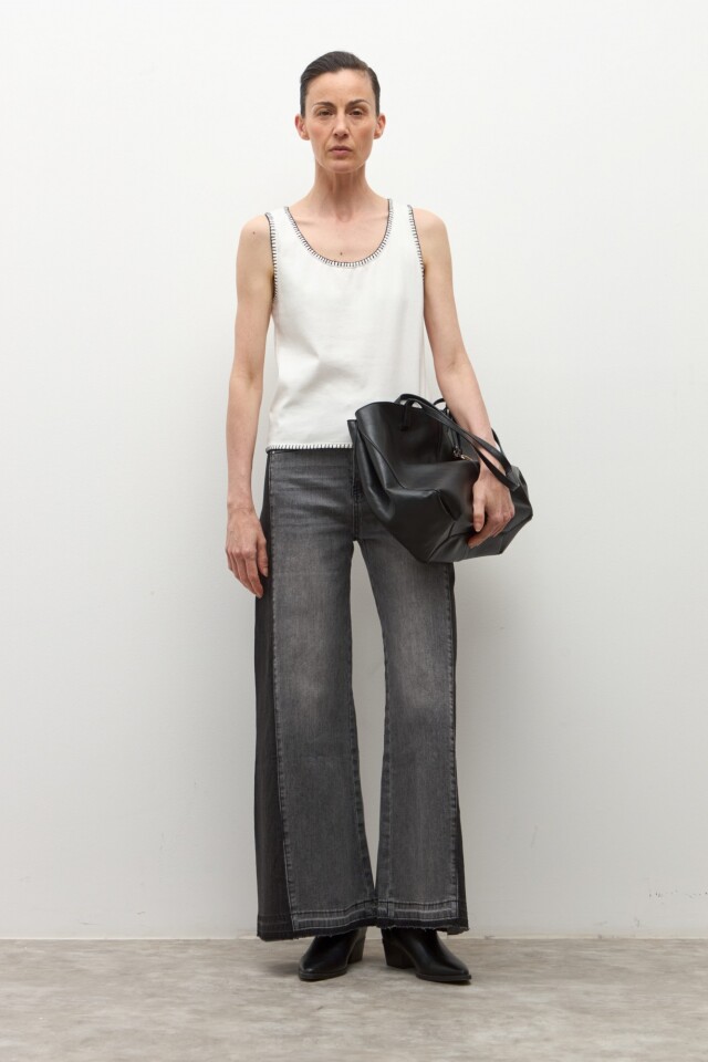 Top con bordado crudo