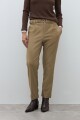 Pantalón con cinto tostado