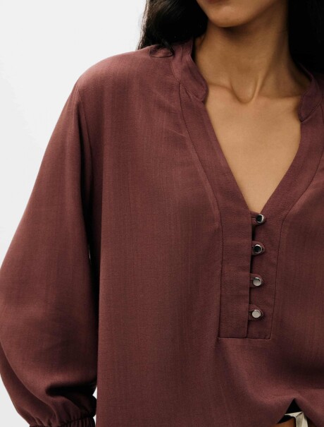 BLUSA ESCOTE V CON BOTONES MARRÓN