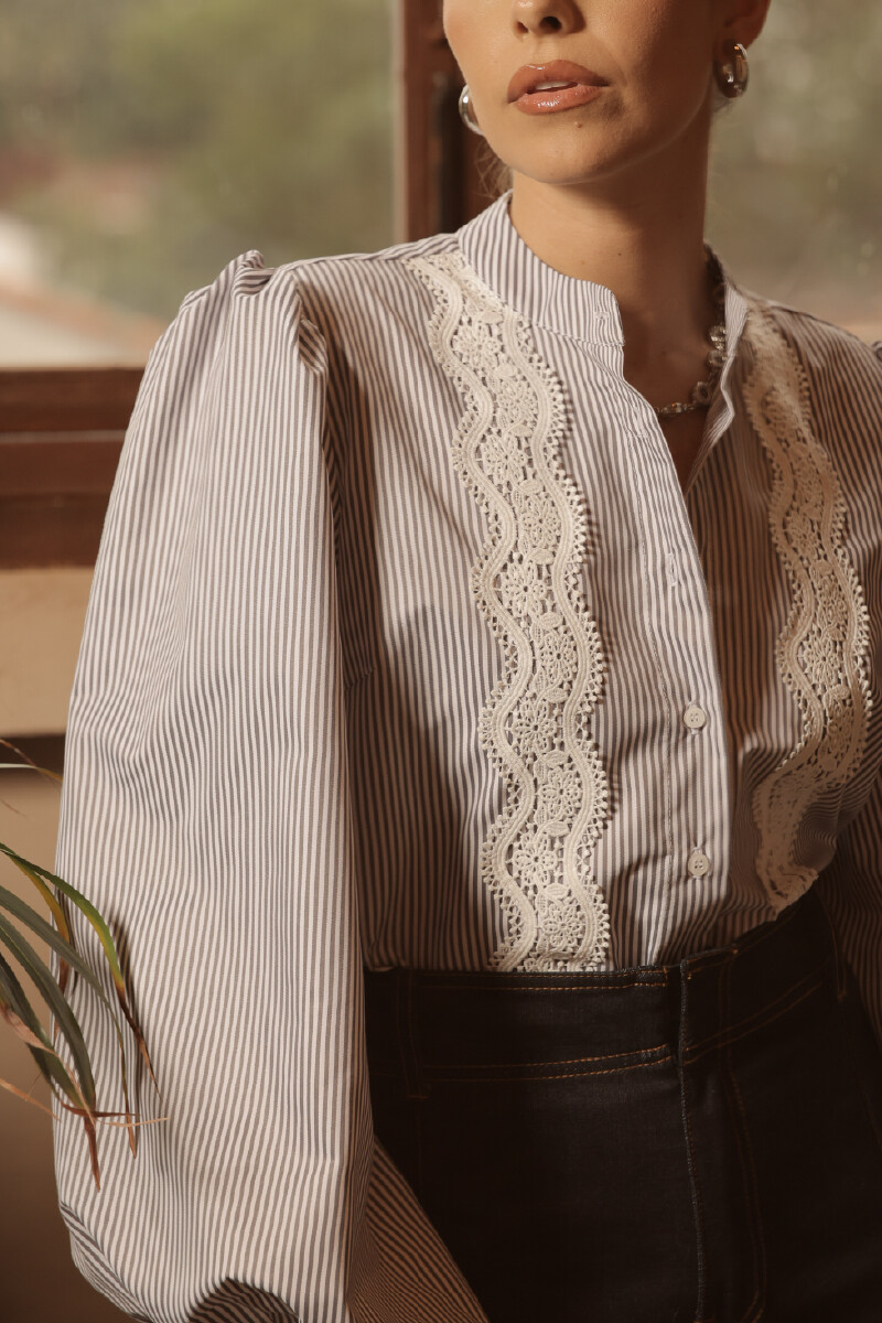 CAMISA C670/25 M/L CUELLO MAO CON PUÑO ENGOMADO Y APLIQUE DE TIRA BORDADA Gris