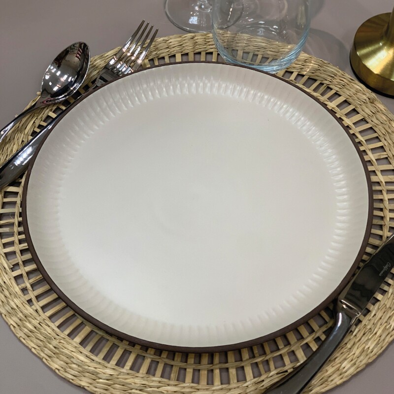 PLATO DE MESA D27CM LINEAS CREMA BORDE NEGRO PLATO DE MESA D27CM LINEAS CREMA BORDE NEGRO