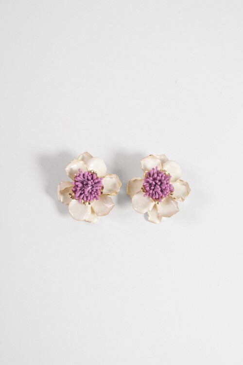 Caravanas flor con detalles crudo