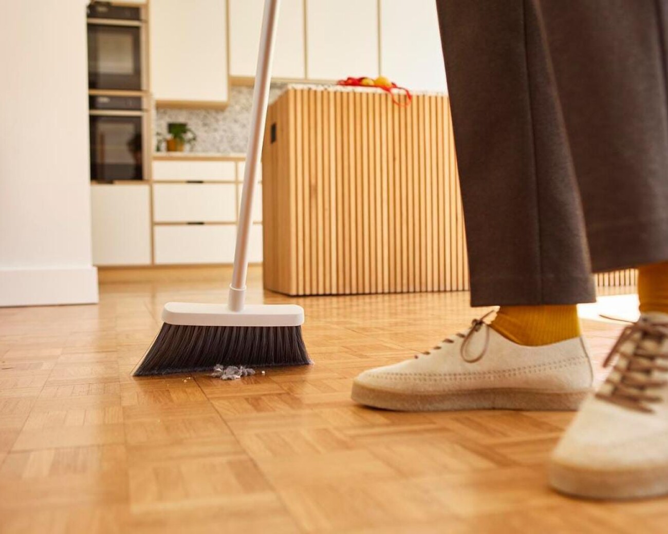 Escoba CleanTech™ con Soporte Mural – Mango Telescópico Joseph Joseph Escoba CleanTech™ con Soporte Mural – Mango Telescópico Joseph Joseph