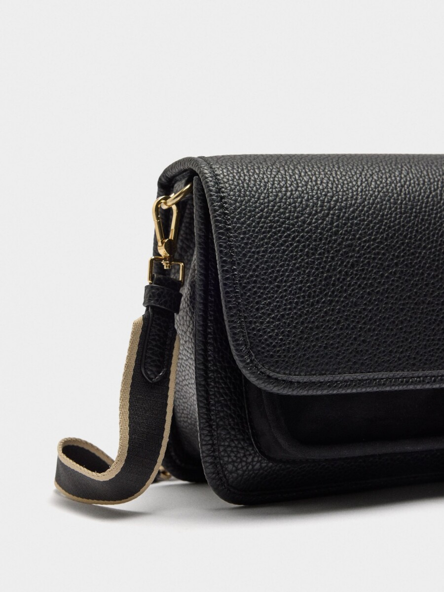 Bolso Bandolera Con Textura Y Solapa negro