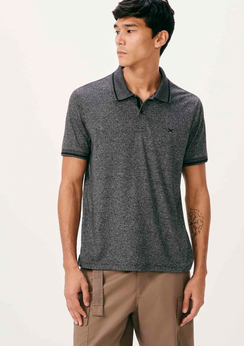 CAMISETA CON CUELLO TEXTURIZDA - GRIS 