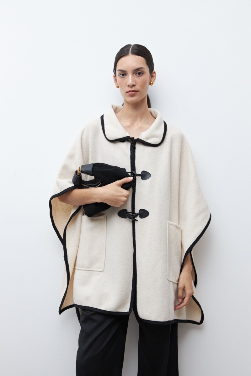 Capa alamares y bolsillos crudo