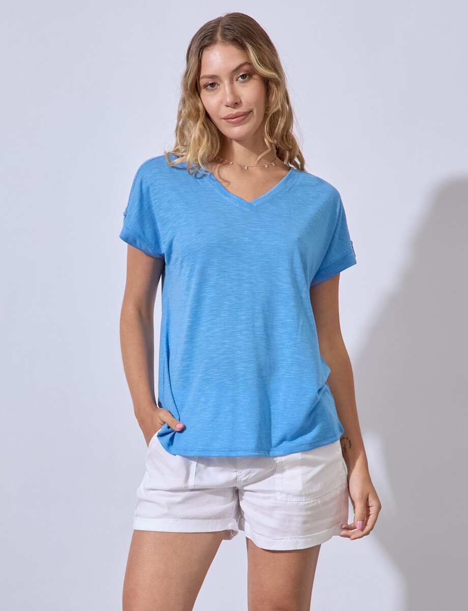 Remera Escote V - Celeste 