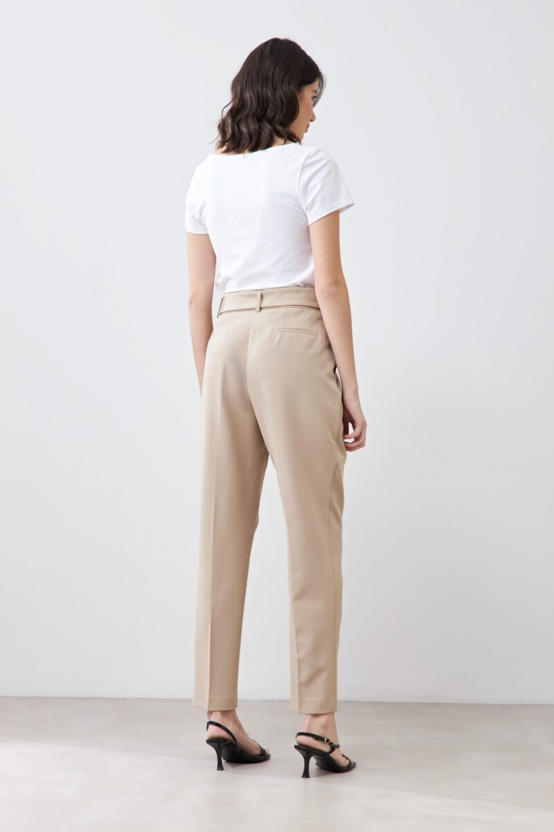 Pantalón sastrero con pinzas y cinturón beige