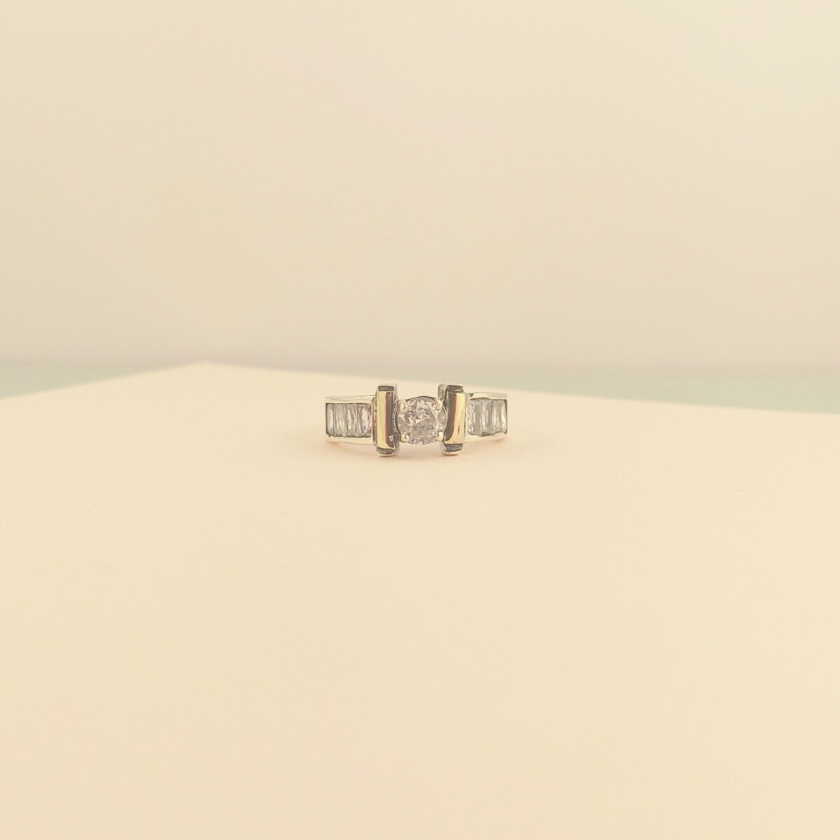 Anillo de plata 925, double en oro 18 ktes y circonias. 