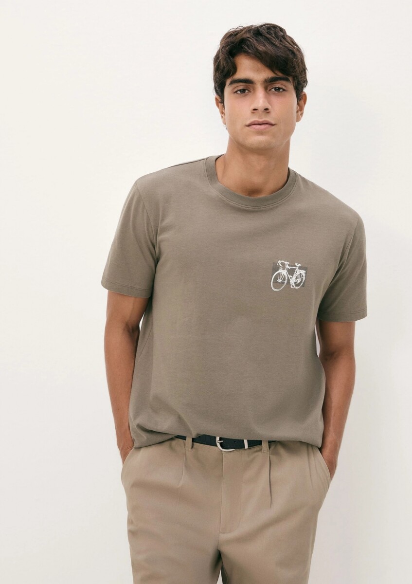 CAMISETA CON ESTAMPA MODELO REGULAR - VERDE 