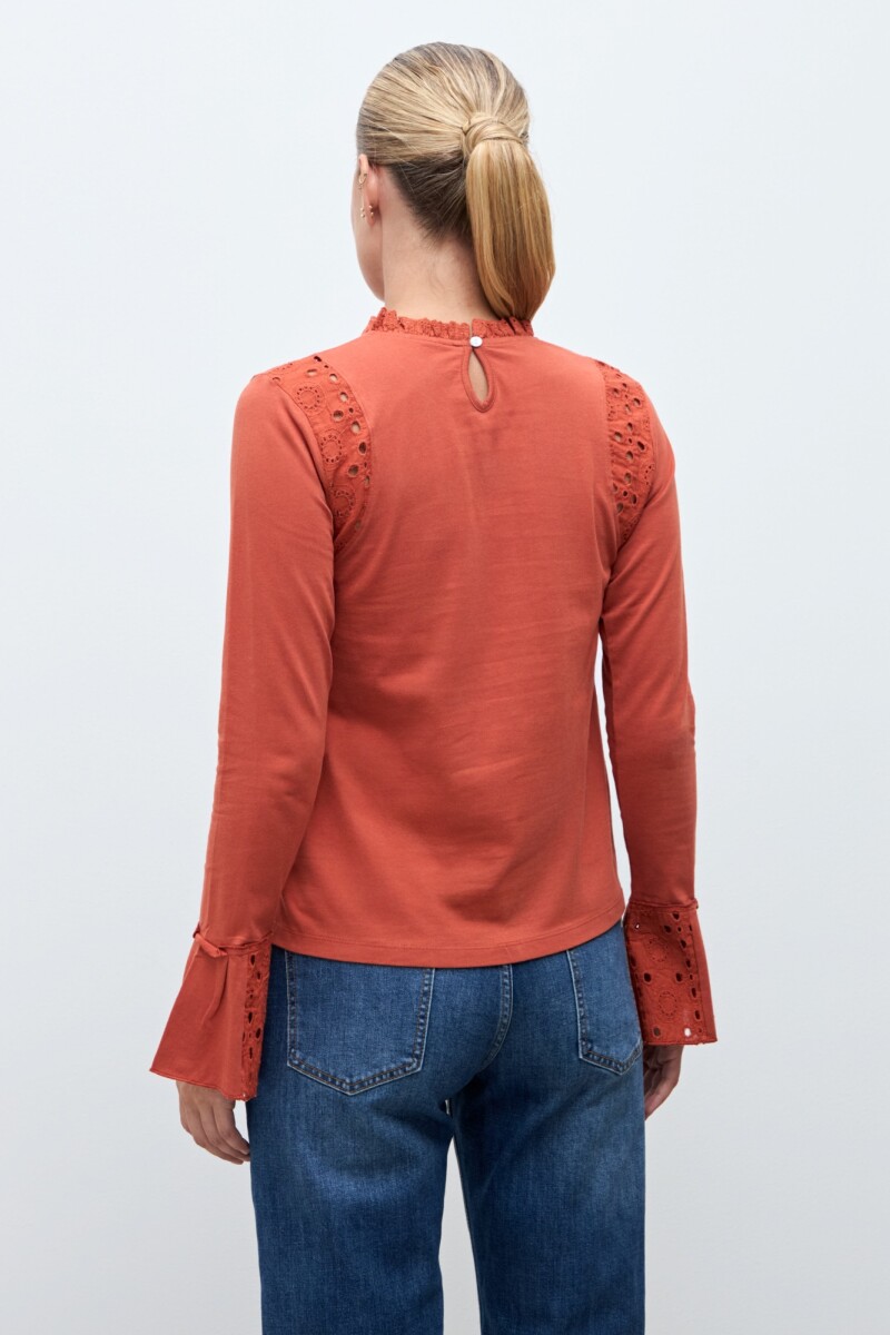 Remera con broderie lacre