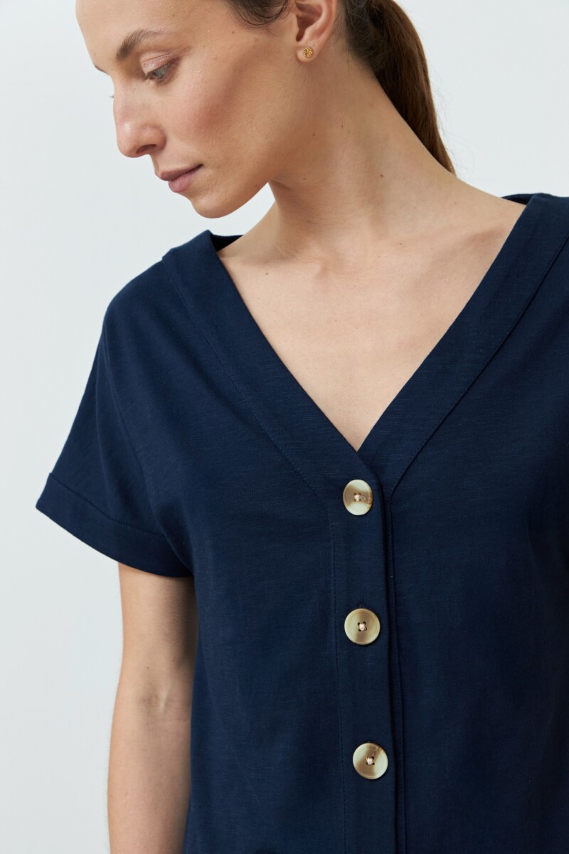 Remera con botones azul marino