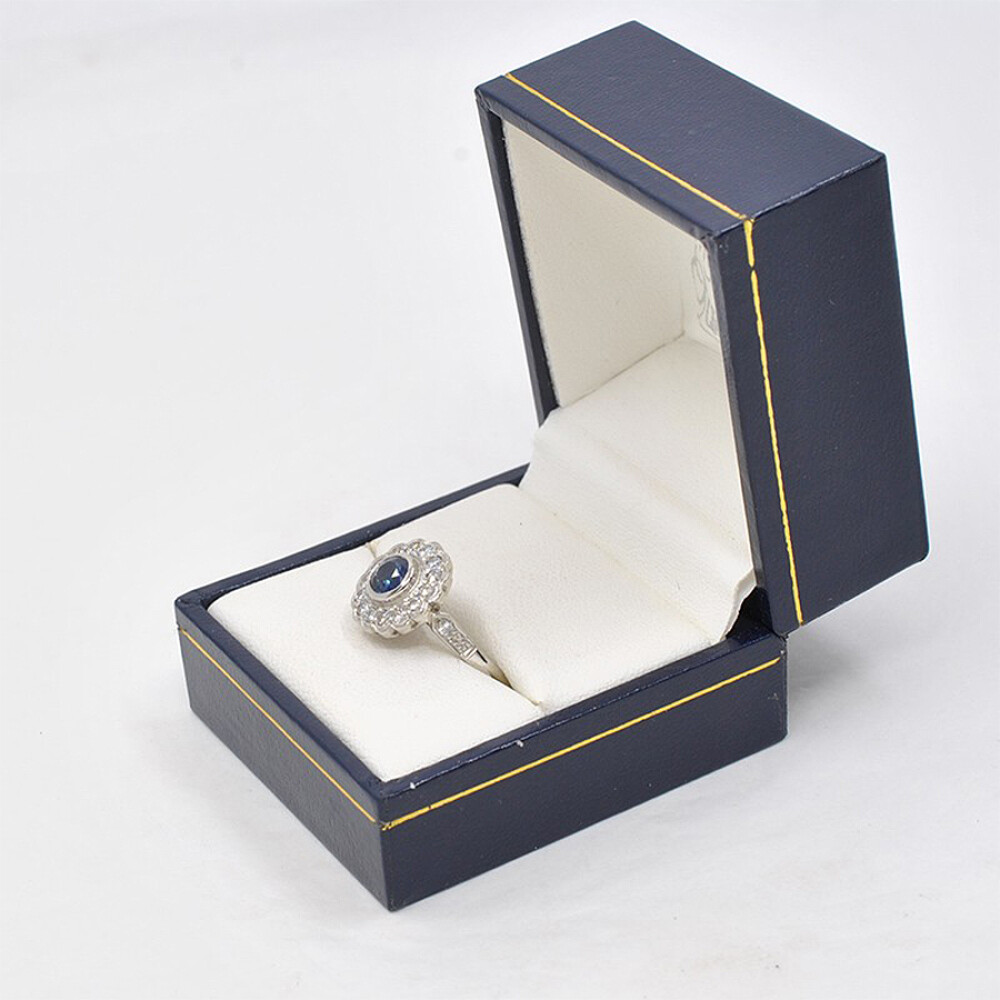 Anillo En Platino, Zafiro Redondo Y Brillantes Anillo En Platino, Zafiro Redondo Y Brillantes