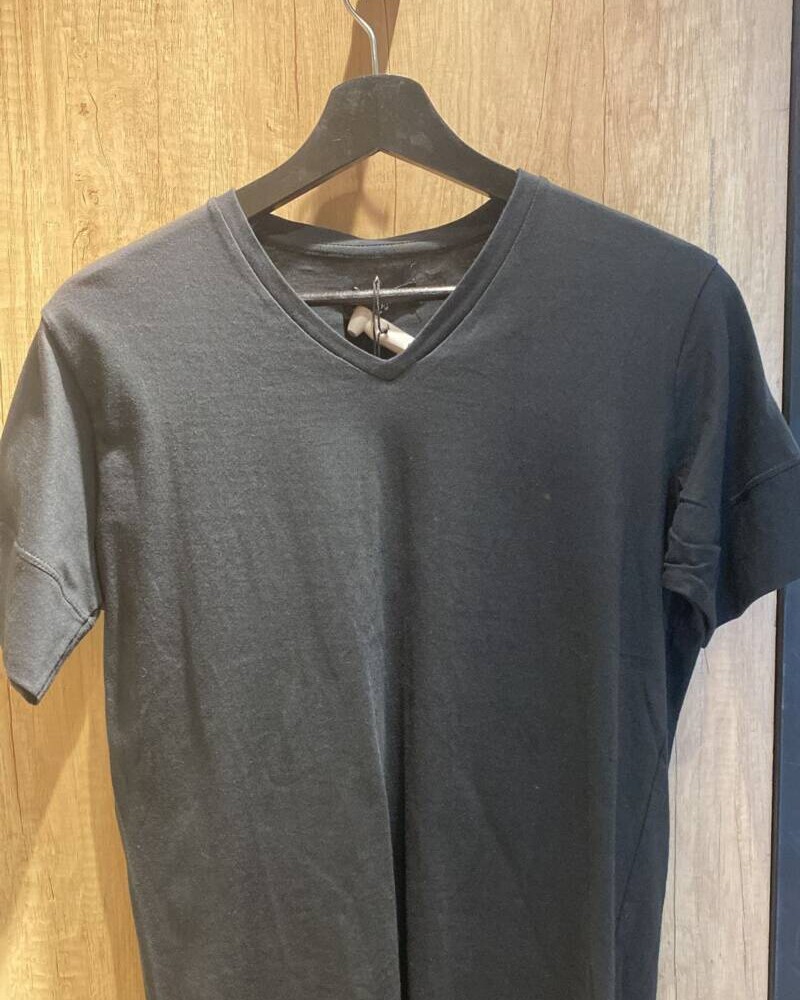Remera Escote V Con Puño Negro
