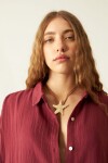 Camisas con botones de carey bordo