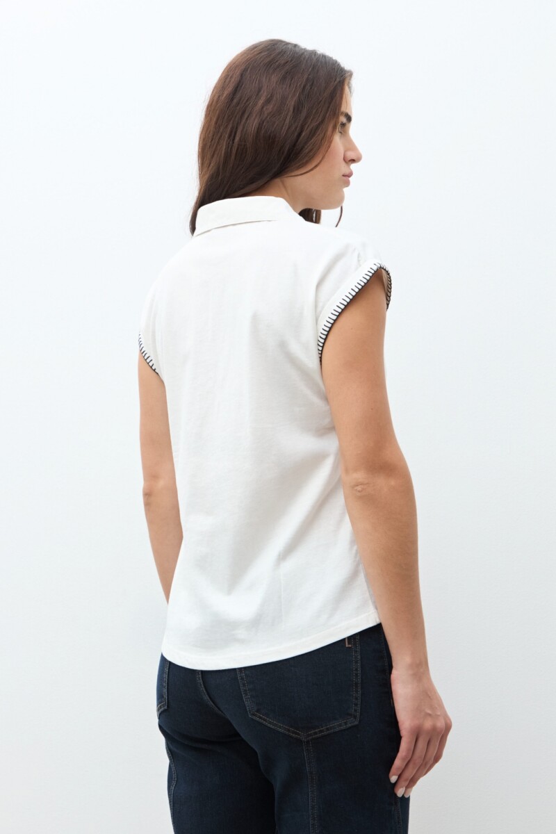 Remera cuello polo con bordado crudo
