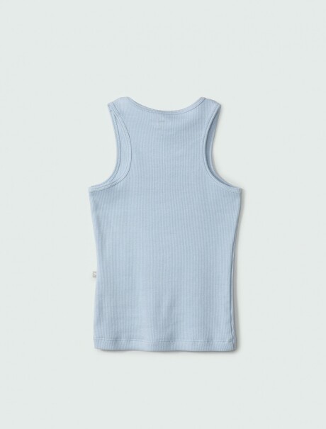 MUSCULOSA BÁSICA INFANTIL EN TELA CANALADA CELESTE