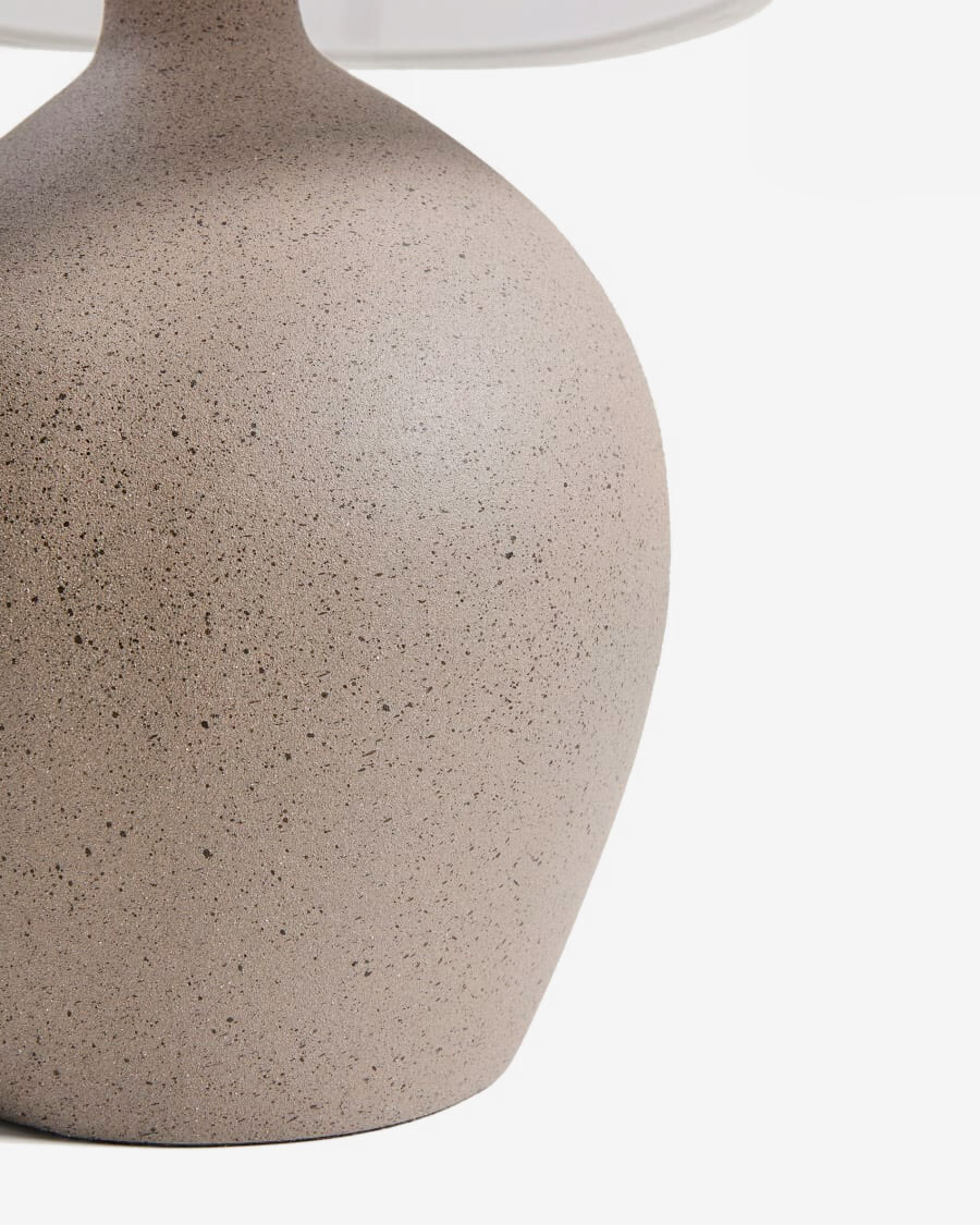 Lámpara de mesa grande Viona con efecto de piedra texturizado y pantalla de algodón Lámpara de mesa grande Viona con efecto de piedra texturizado y pantalla de algodón