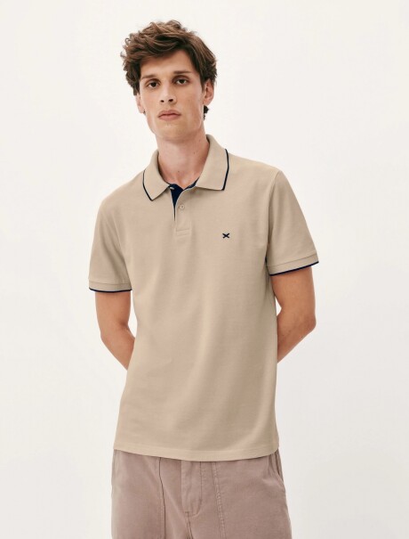 POLO BÁSICA EN PIQUÉ BEIGE