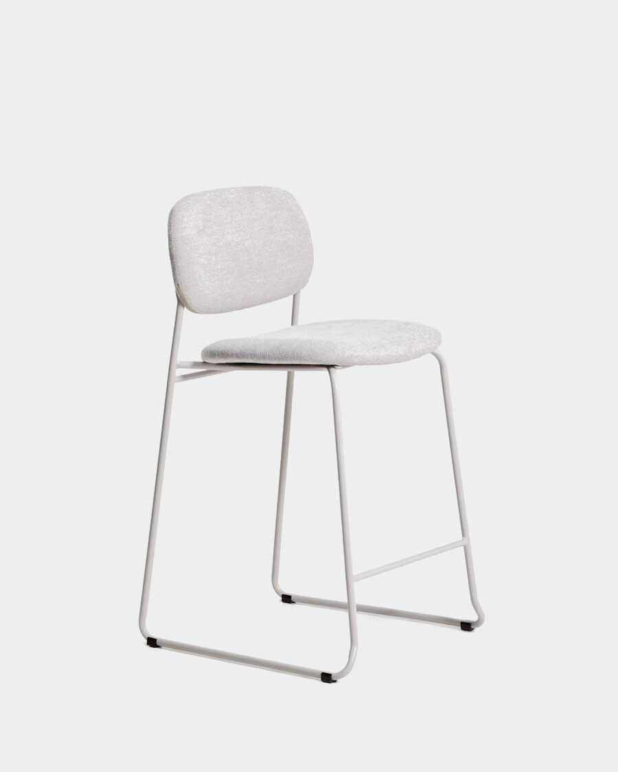 Taburete apilable Meli de chenilla beige y patas de metal beige 65 cm Taburete apilable Meli de chenilla beige y patas de metal beige 65 cm
