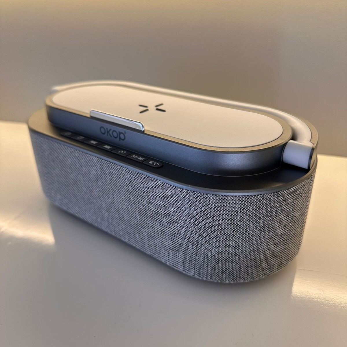 Parlante Portátil Okop KP-578 Bluetooth con Reloj Digital/Alarma/Cargador Inalámbrico 
