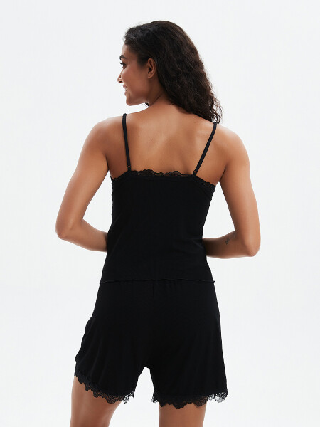 MUSCULOSA CON ENCAJE NEGRO