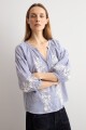 Blusa rayada con bordados celeste