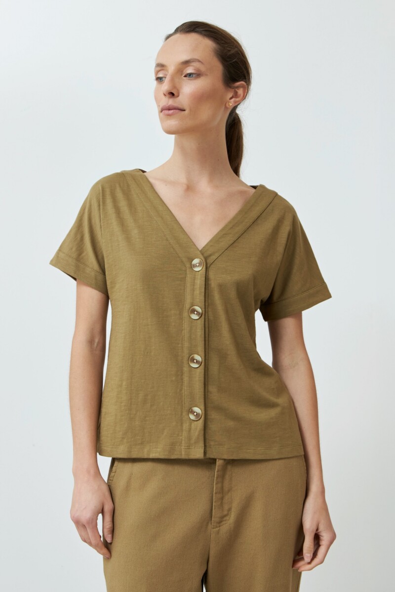 Remera con botones verde oliva