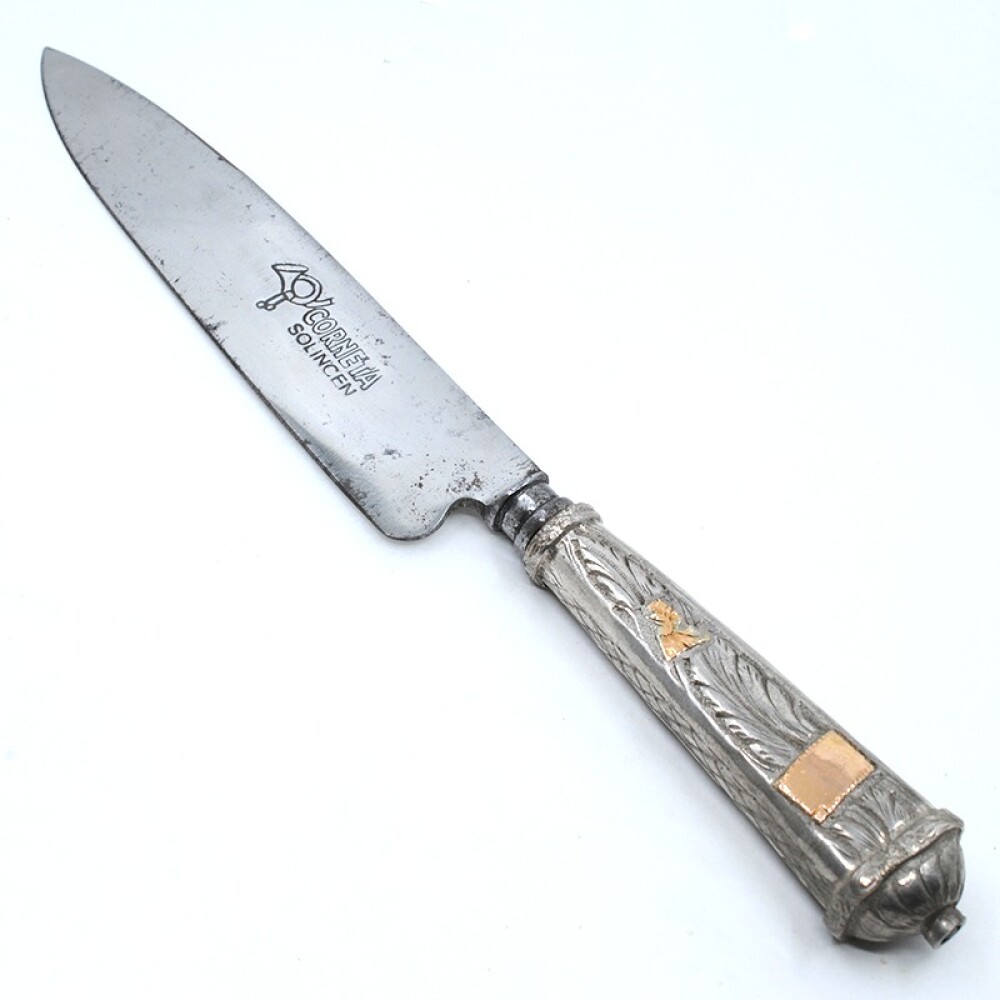 Cuchillo usado plata y oro. Hoja corneta Cuchillo usado plata y oro. Hoja corneta