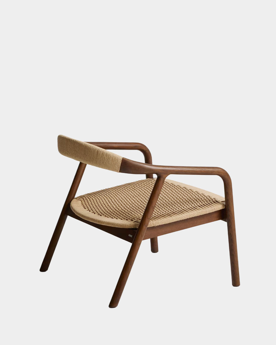 Butaca Derile de madera maciza de roble acabado nogal y cuerda de papel beige Butaca Derile de madera maciza de roble acabado nogal y cuerda de papel beige