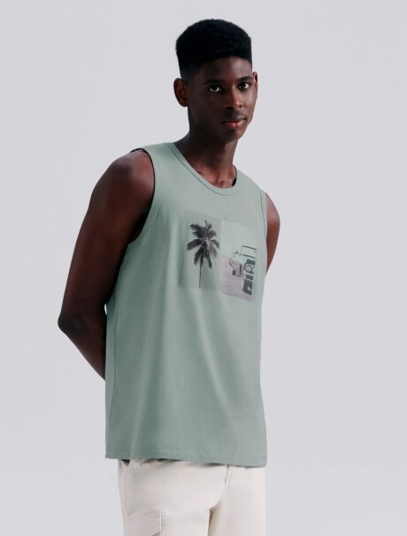 MUSCULOSA CON ESTAMPA VERDE