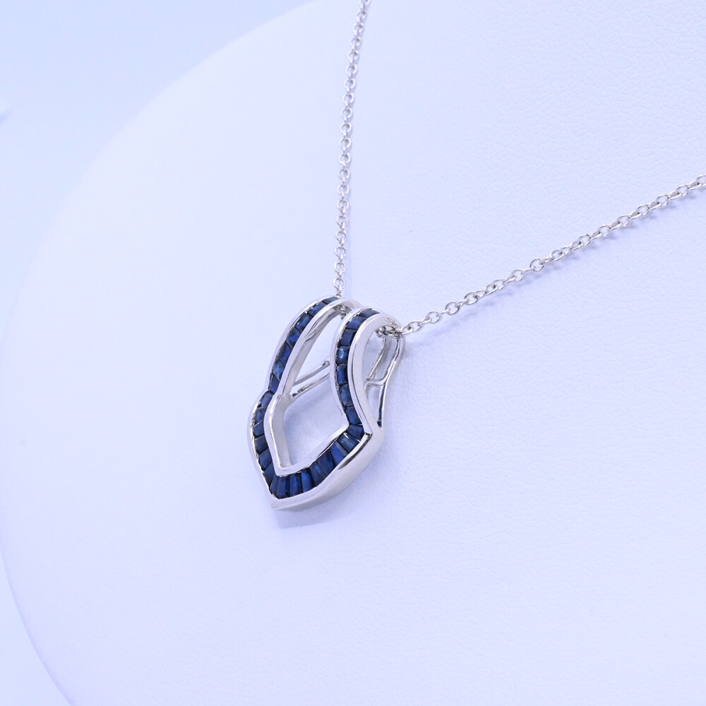 Dije oro 18k blanco con zafiros azules. Dije oro 18k blanco con zafiros azules.