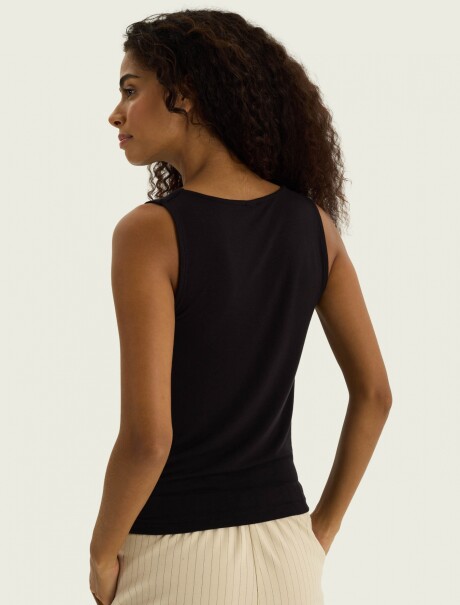 MUSCULOSA CON CUELLO DRAPEADO NEGRO