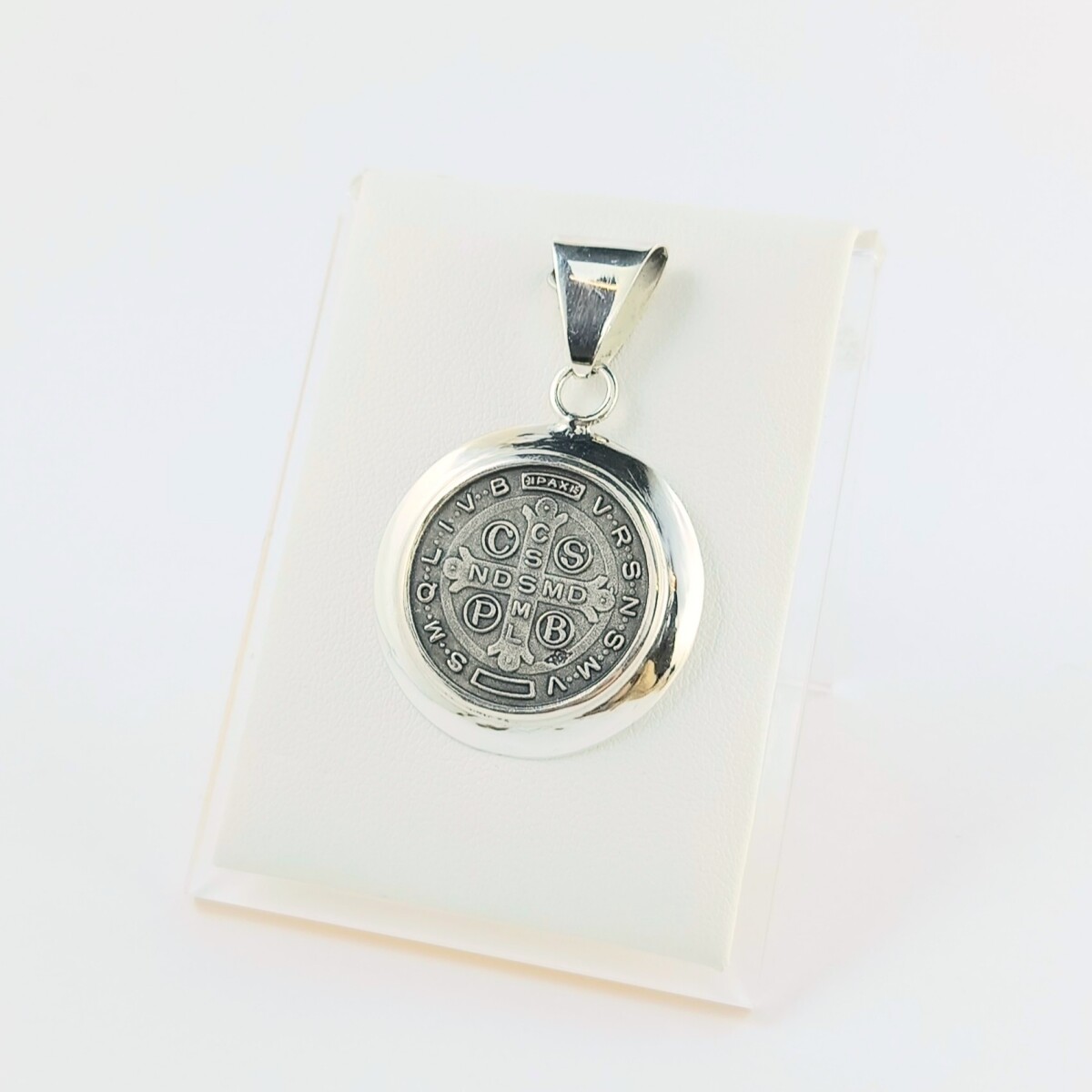 Medalla de San Benito en plata 925. 