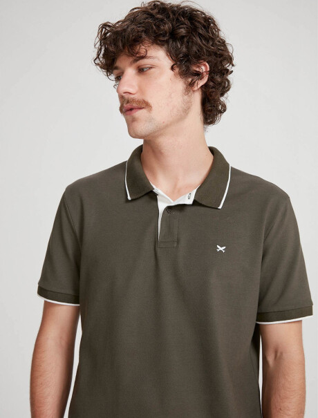 CAMISA DE CUELLO CON BORDADO VERDE