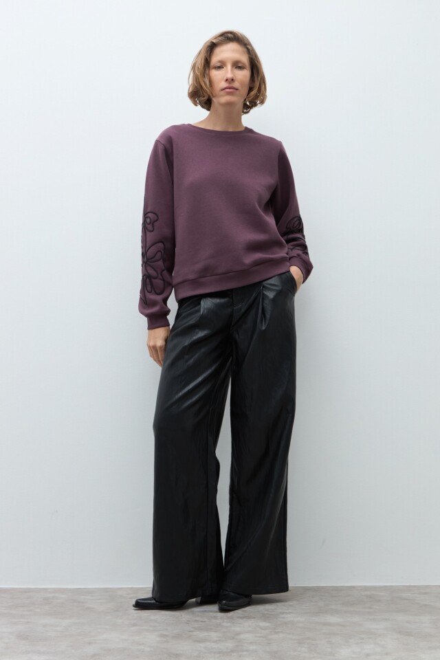 Sweatshirt con apliques en mangas ciruela
